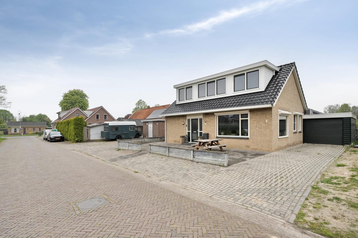 Te koop: Foto Woonhuis aan de Julianalaan 1 in Nieuwlande