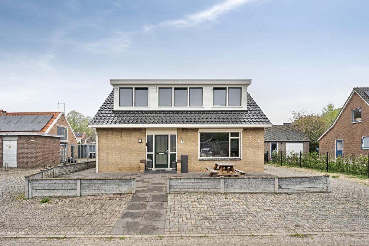 Te koop: Foto Woonhuis aan de Julianalaan 1 in Nieuwlande