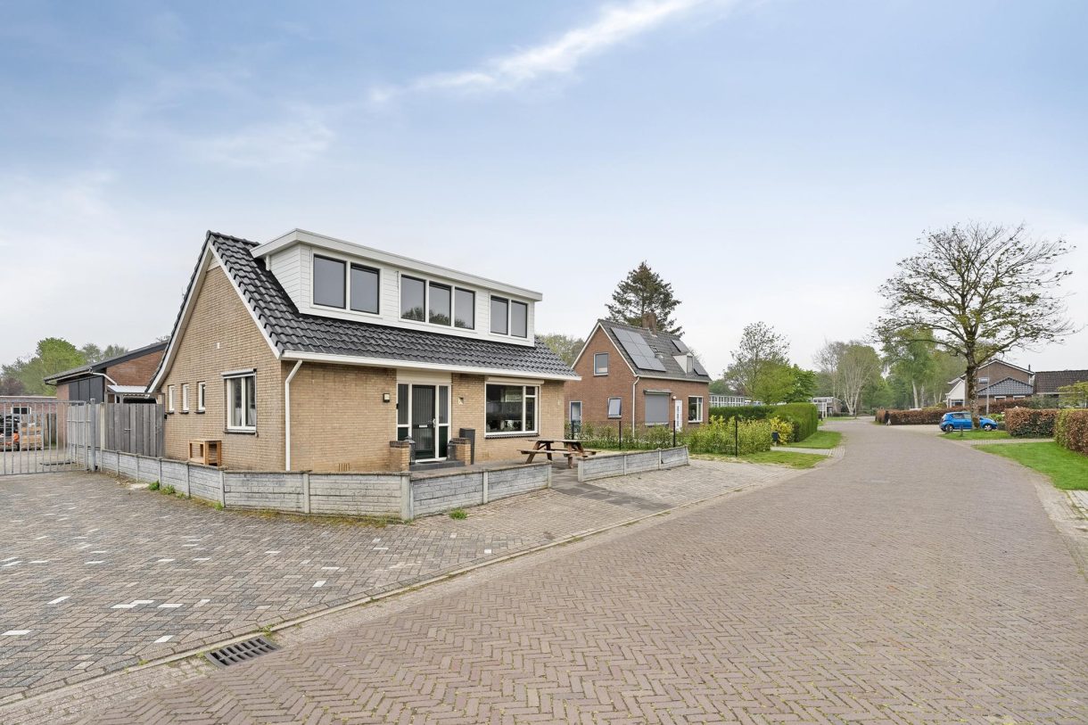 Te koop: Foto Woonhuis aan de Julianalaan 1 in Nieuwlande